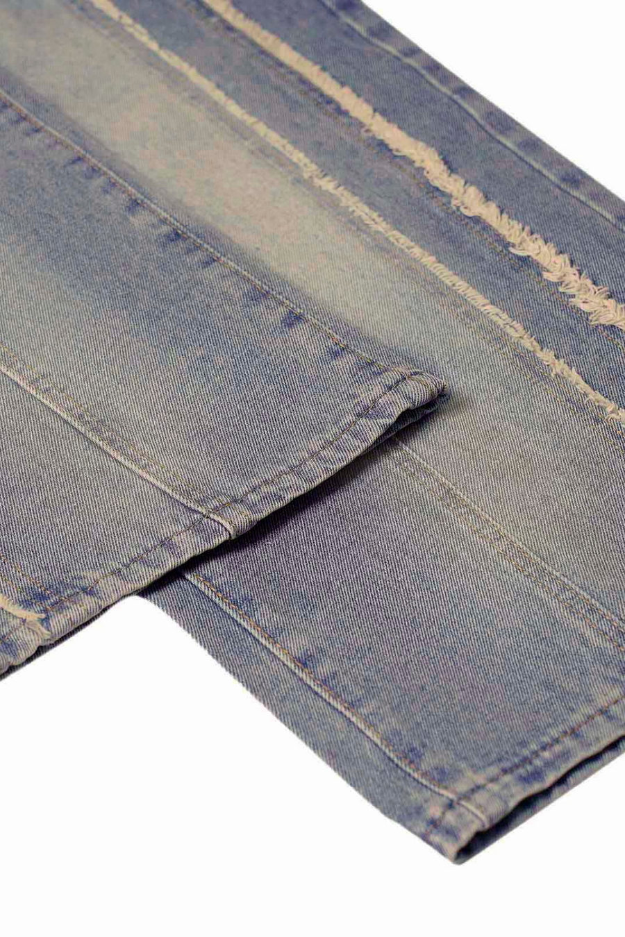 GEWASCHENE, ABGENUTZTE BAGGY-JEANS MIT ROHEM SAUM
