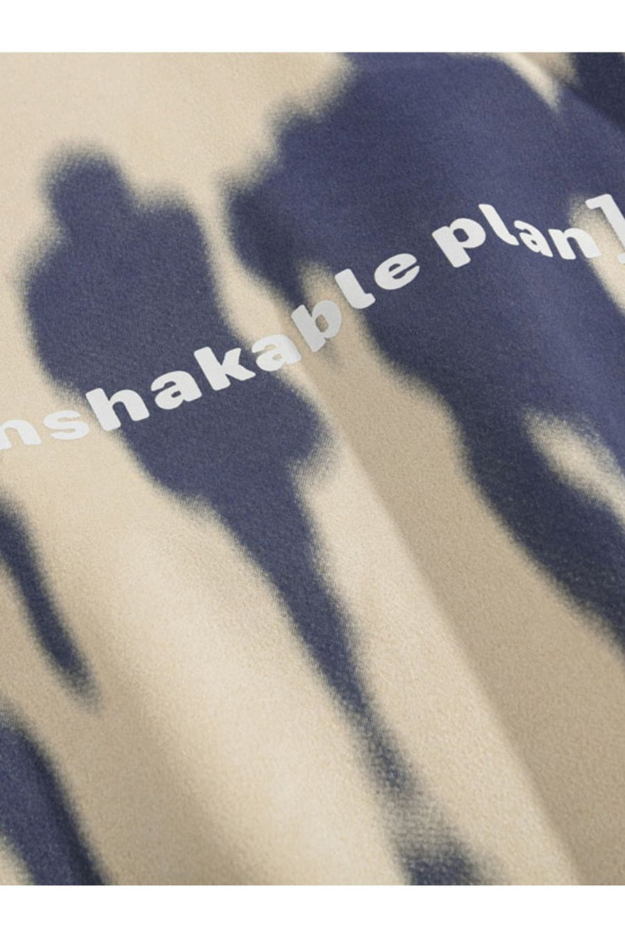 T-SHIRT MIT UNERSCHÜTTERLICHEM
PLAN-DRUCK