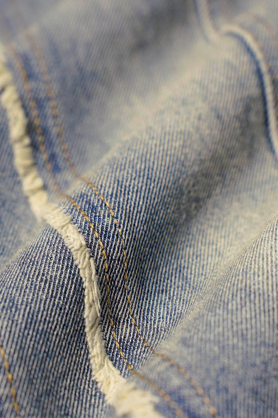 GEWASCHENE, ABGENUTZTE BAGGY-JEANS MIT ROHEM SAUM