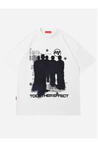 T-SHIRT MIT GRUPPENAUFDRUCK
