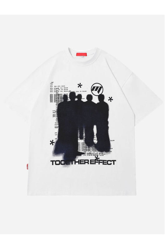 T-SHIRT MIT GRUPPENAUFDRUCK