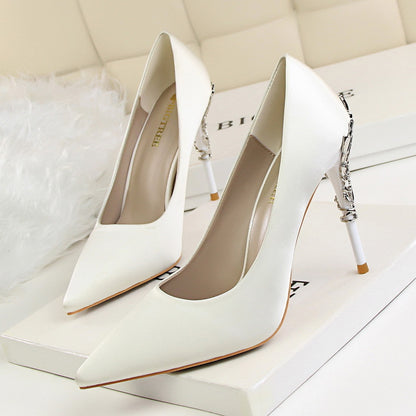 Luxuriöse High Heels mit floralem Gold-Design