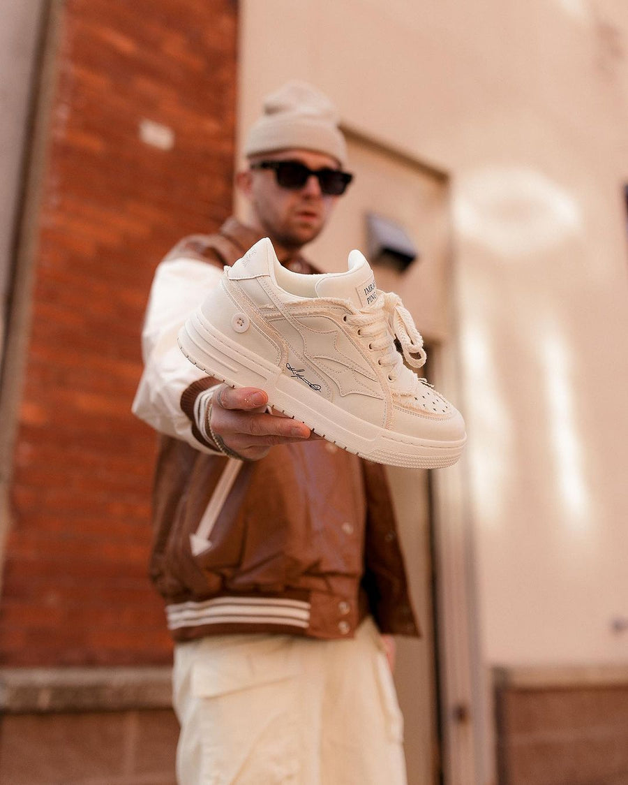 LÄSSIGE WEISSE SNEAKERS