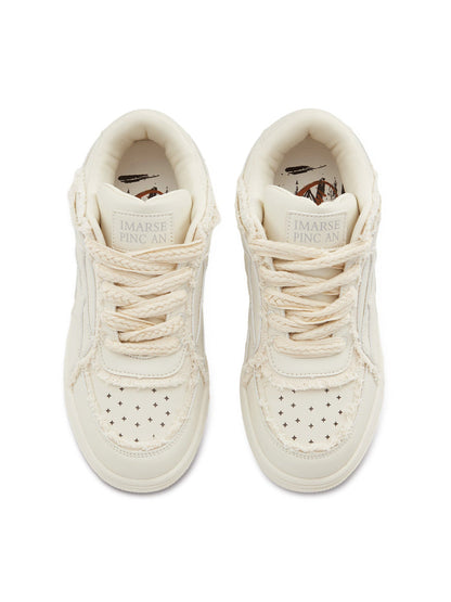 LÄSSIGE WEISSE SNEAKERS
