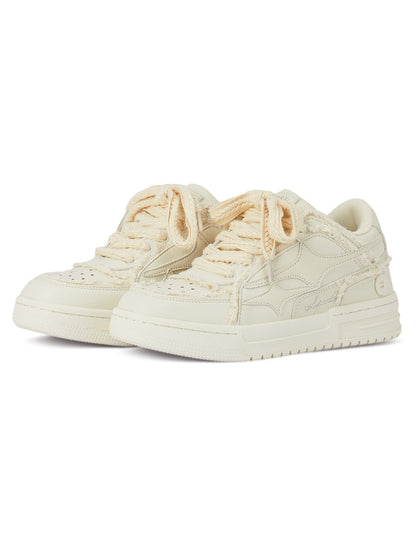 LÄSSIGE WEISSE SNEAKERS