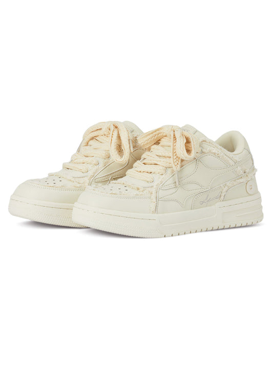 LÄSSIGE WEISSE SNEAKERS