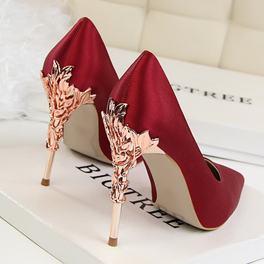 Luxuriöse High Heels mit floralem Gold-Design