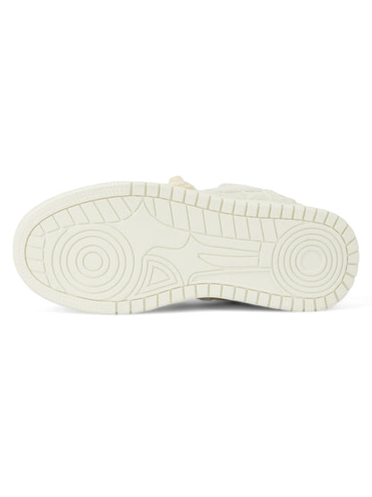 LÄSSIGE WEISSE SNEAKERS