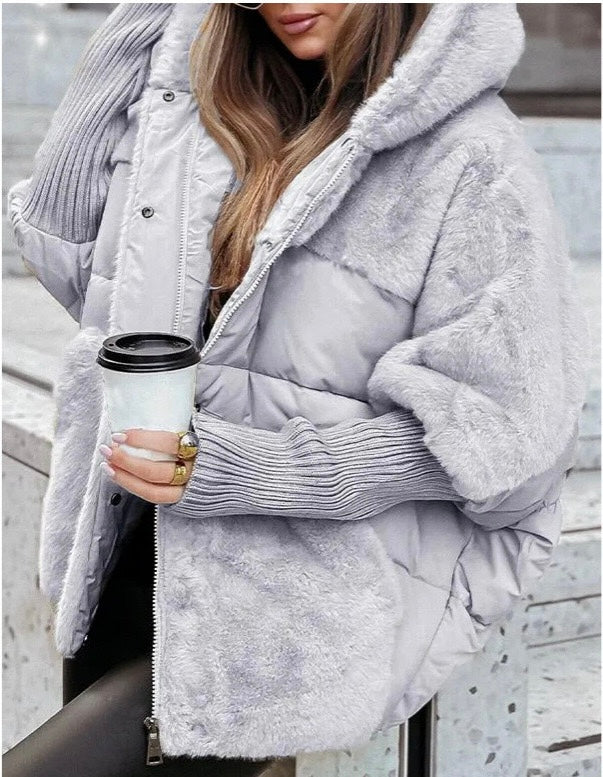 Flauschige Oversize-Jacke mit Strick-Details und Beanie