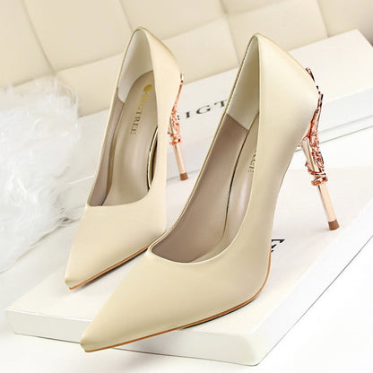 Luxuriöse High Heels mit floralem Gold-Design