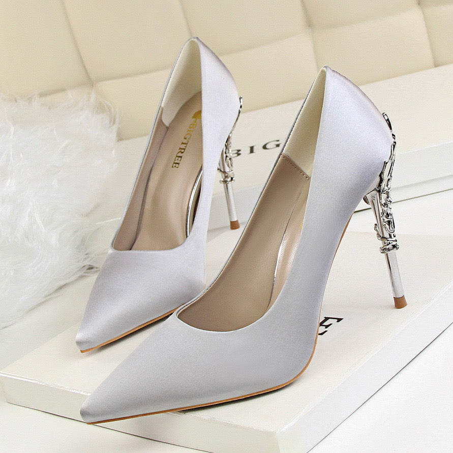 Luxuriöse High Heels mit floralem Gold-Design