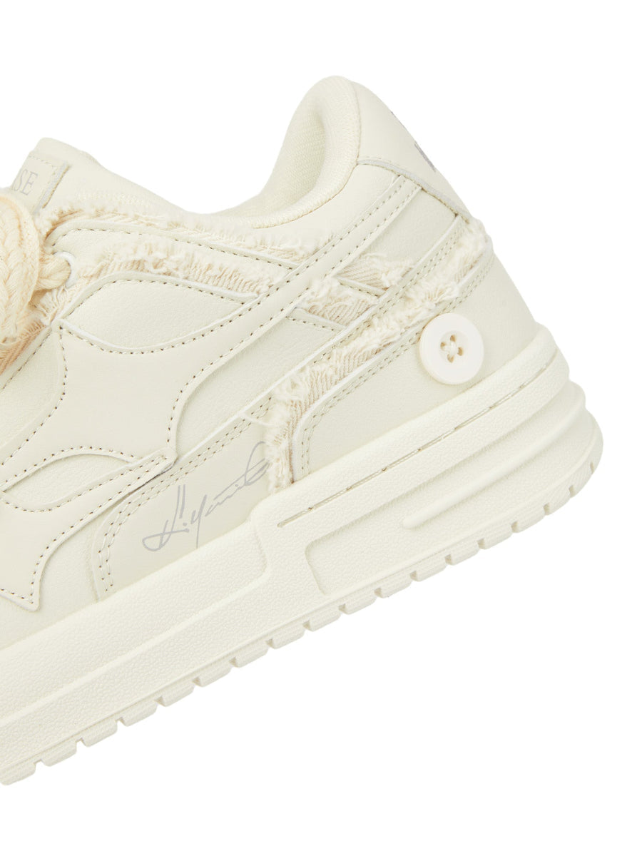 LÄSSIGE WEISSE SNEAKERS